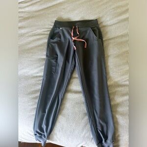 XS Zamora jogger FIGS pants. XXS figs one pocket top. Charcoal color.